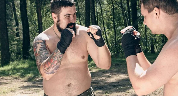 Dwa Kaukaski Mężczyźni Praktykujący Pole Wieje Lesie Obozu — Zdjęcie stockowe