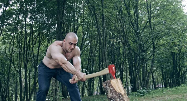 Muskulös Kaukasiska Man Hugga Ved Skogen — Stockfoto