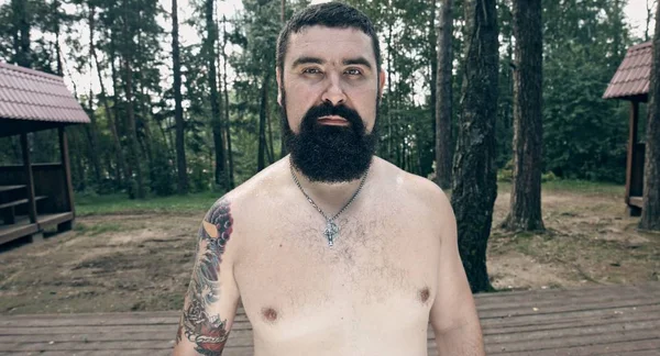 Kavkazan Tetováním Lesním Táboře — Stock fotografie