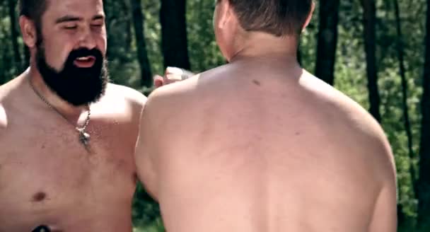2人の白人男性がフォレストキャンプでボックスの打撃を練習 — ストック動画