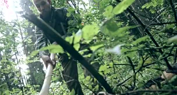 Adulto Uomo Caucasico Tagliare Legna Nella Foresta — Video Stock