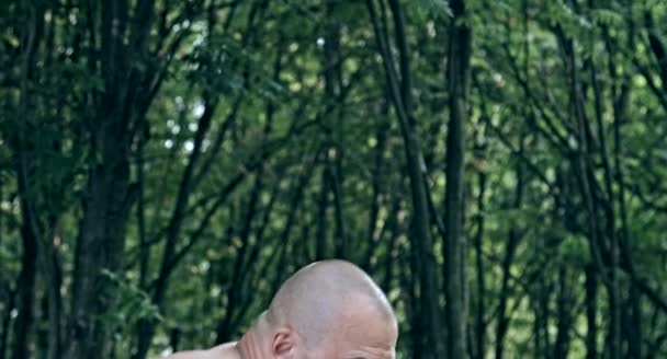 Homem Caucasiano Muscular Cortando Madeira Floresta — Vídeo de Stock