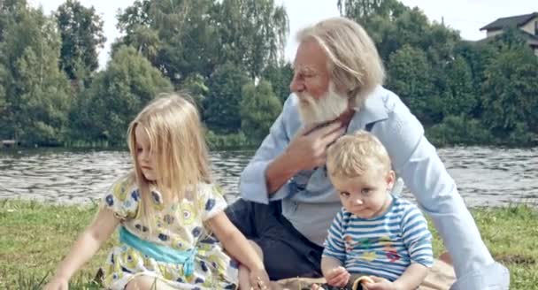 Kavkazský Dědeček Vnukem Vnučkou Tráví Čas Přírodě — Stock video