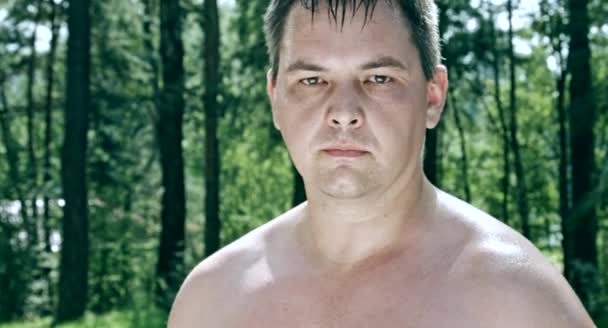 Vuxen Kaukasiska Manliga Boxer Tittar Kameran Forest — Stockvideo