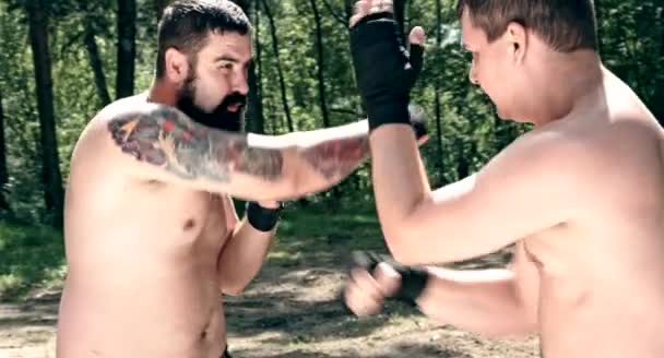 Dos Hombres Caucásicos Practicando Golpes Caja Campamento Forestal — Vídeo de stock