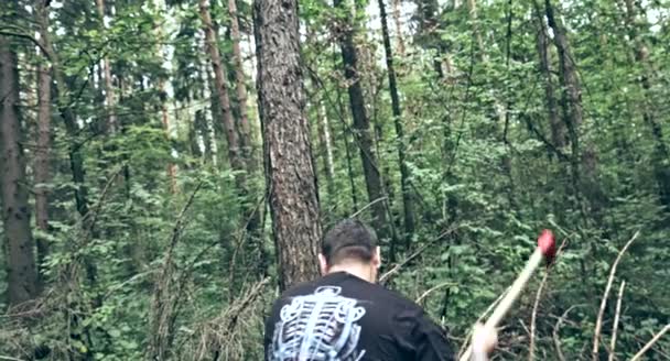 Uomo Caucasico Barbuto Tagliare Legna Nella Foresta — Video Stock