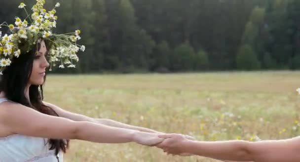 Dos Mujeres Jóvenes Coronas Bailando Juntas Campo Trigo Día Soleado — Vídeo de stock