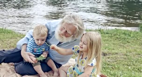 손녀와 할아버지가 자연에서 시간을 보내는 — 비디오