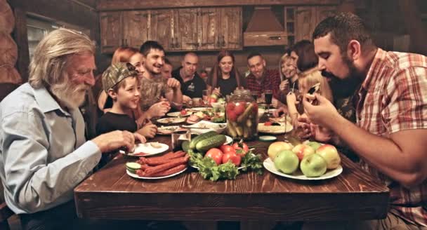 Velká Skupina Přátel Rodin Kteří Sedí Chatrči Dřevěnými Lovci Večeří — Stock video