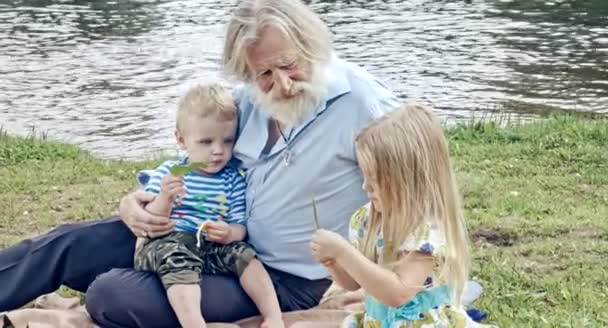 Abuelo Caucásico Con Nieto Nieta Pasar Tiempo Naturaleza — Vídeo de stock