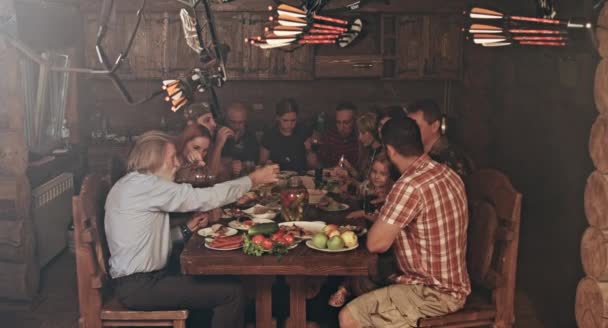 Große Gruppe Von Freunden Und Familie Die Hölzernen Jägerhütten Sitzen — Stockvideo