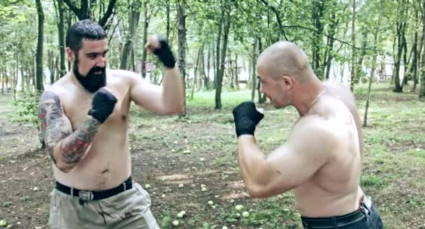 Dos Hombres Caucásicos Practicando Golpes Caja Campamento Forestal — Vídeo de stock