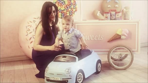 Pequeño Niño Jugando Con Juguete Coche Casa Con Amorosa Madre — Vídeos de Stock