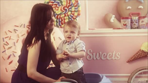 Menino Brincando Com Carro Brinquedo Casa Com Mãe Amorosa — Vídeo de Stock