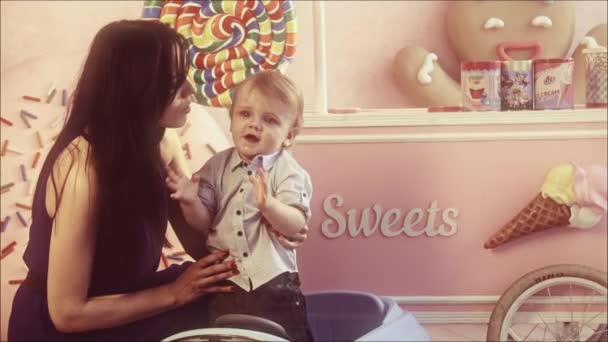Malý Chlapec Hraje Autíčko Doma Milující Matka — Stock video