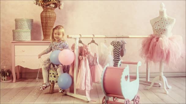Μικρό Λευκό Κορίτσι Κάθεται Μπαλόνια Στο Σπίτι — Αρχείο Βίντεο