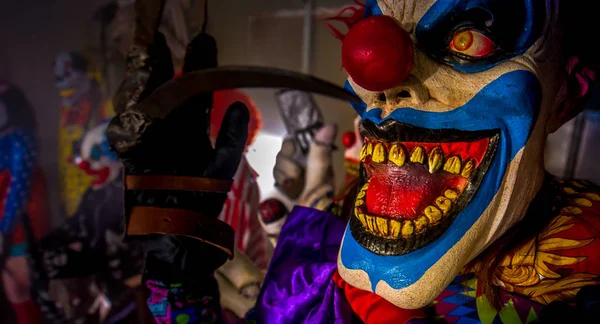 Děsiví Klauni Halloweenské Párty Pózující Kameru Boční Pohled Detailní — Stock fotografie