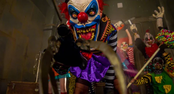 戴着面具戴着刀片手套跳舞的可怕小丑万圣节派对的概念 — 图库照片
