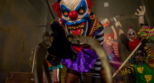 Clown Effrayant Dans Danse Masque Avec Gant Lames Concept Fête — Photo