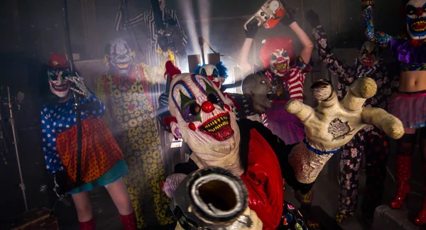 怖いピエロで銃で踊るピエロハロウィンパーティー — ストック写真