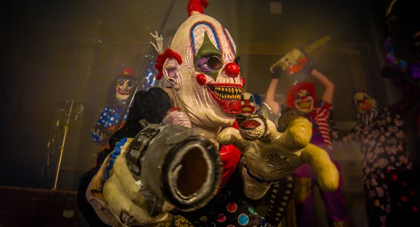 Clown Tanzt Mit Waffe Bei Grusel Clowns Halloween Party — Stockfoto