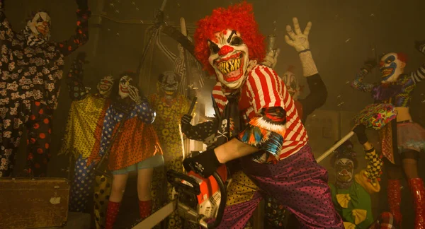 Clownen Dansar Med Motorsåg Läskiga Clowner Halloween Party Konceptet — Stockfoto