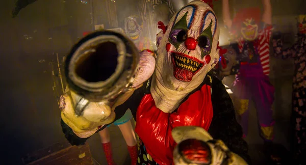 Clown Taniec Pistoletem Straszne Klauny Halloween Party — Zdjęcie stockowe