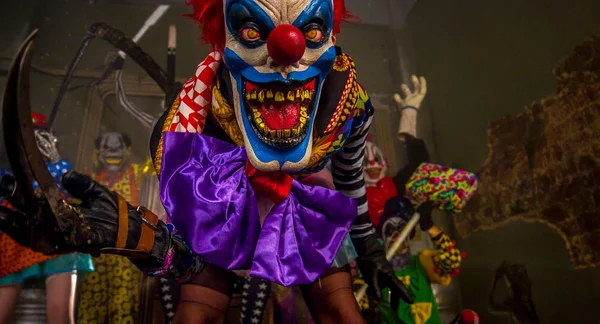 Palhaço Assustador Máscara Dançando Com Luva Lâminas Conceito Festa Halloween — Fotografia de Stock