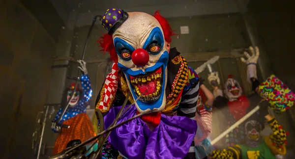 Payaso Miedo Baile Máscaras Con Guante Cuchillas Concepto Fiesta Halloween —  Fotos de Stock