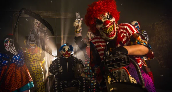 Clown Taniec Piłą Łańcuchową Klaunów Przerażające Halloween Party Koncepcja — Zdjęcie stockowe