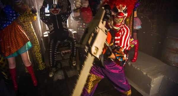 Clown Tanzt Mit Kettensäge Grusel Clowns Feiern Halloween — Stockfoto