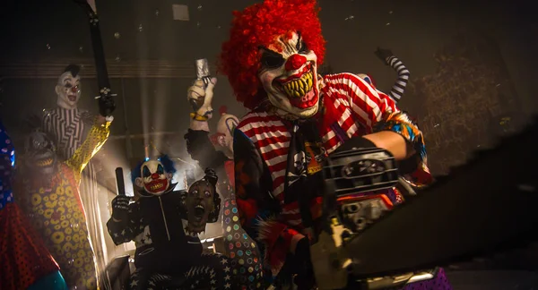 Clown Taniec Piłą Łańcuchową Klaunów Przerażające Halloween Party Koncepcja — Zdjęcie stockowe