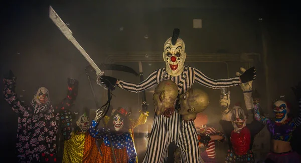 Clown Con Spada Teste Tagliate Clown Spaventosi Concetto Festa Halloween — Foto Stock