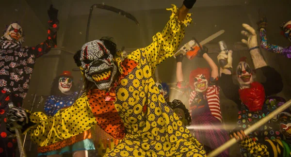Κλόουν Χορεύουν Σπαθί Τρομακτικό Κλόουν Halloween Κόμμα — Φωτογραφία Αρχείου