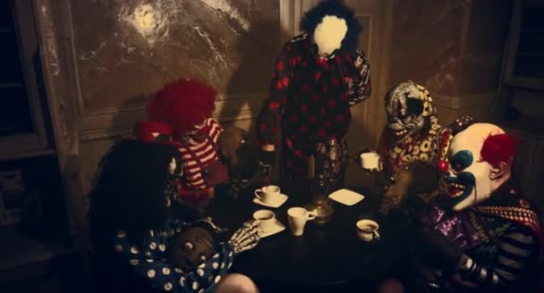 Страшні Клоуни Проводять Вечірку Хеллоуїн Темних Прикрасах — стокове відео