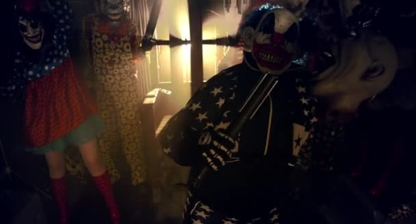 Clown Posa Con Testa Scioccante Clown Spaventosi Halloween Partito Concetto — Video Stock