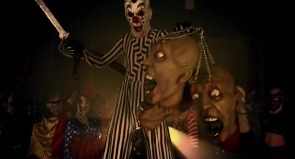 Клоун Мечом Порезанными Головами Страшные Клоуны Хэллоуин Партия Концепции — стоковое видео