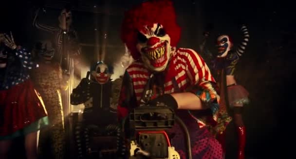 Clown Dansen Met Kettingzaag Enge Clown Halloween Party Concept — Stockvideo