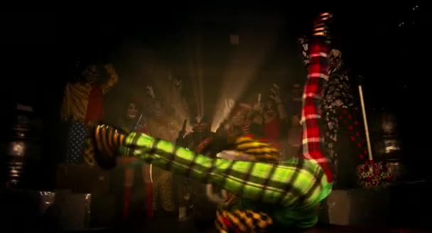 小丑跳舞在可怕的小丑万圣节派对的概念 — 图库视频影像