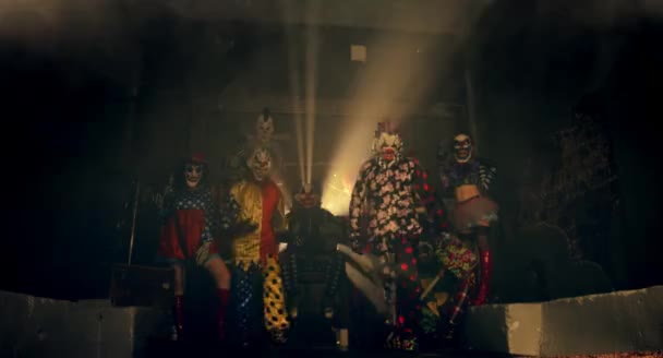 Клоуни Танцюють Страшних Клоунах Концепція Вечірки Хелловін — стокове відео