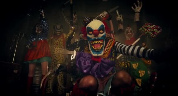 小丑跳舞与刀片手套 可怕的小丑万圣节派对概念 — 图库视频影像