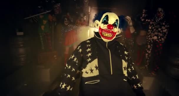 小丑摆姿势与头和震撼 可怕的小丑万圣节派对的概念 — 图库视频影像