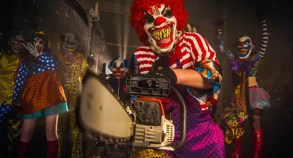 Clown Taniec Piłą Łańcuchową Klaunów Przerażające Halloween Party Koncepcja — Zdjęcie stockowe