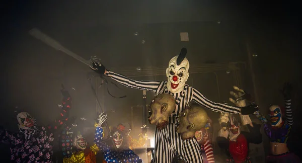 Клоун Мечом Порезанными Головами Страшные Клоуны Хэллоуин Партия Концепции — стоковое фото