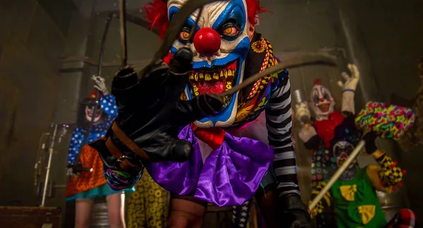 Payaso Miedo Baile Máscaras Con Guante Cuchillas Concepto Fiesta Halloween — Foto de Stock