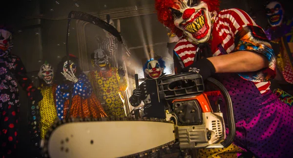 Clown Taniec Piłą Łańcuchową Klaunów Przerażające Halloween Party Koncepcja — Zdjęcie stockowe