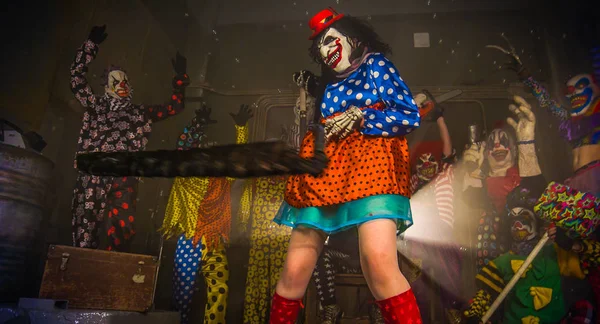 Clown Danse Avec Faux Effrayant Clowns Halloween Party Concept — Photo