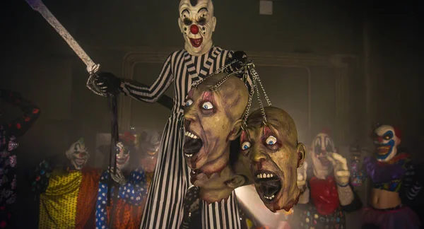 Клоун Мечом Порезанными Головами Страшные Клоуны Хэллоуин Партия Концепции — стоковое фото