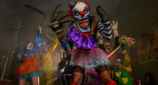 ブレード手袋で踊るマスクの怖いピエロ ハロウィンパーティーのコンセプト — ストック写真