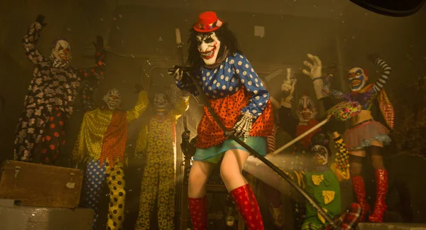 Clown Danse Avec Faux Effrayant Clowns Halloween Party Concept — Photo